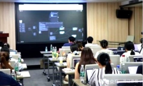 大屏演示數能師工作流的課堂